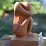 attimi scultura di argilla che raffigura un uomo o donna in raccoglimento