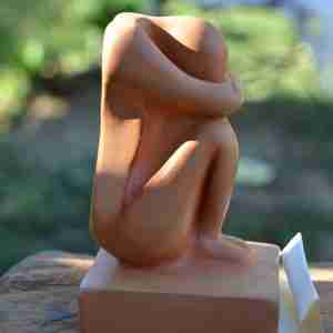attimi scultura di argilla che raffigura un uomo o donna in raccoglimento