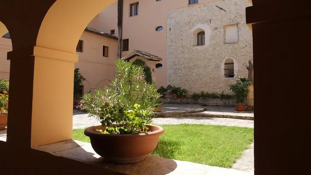 vista di un cortile del santuario